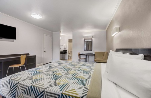 Lodi Hotel | Motel 6 Lodi, CA