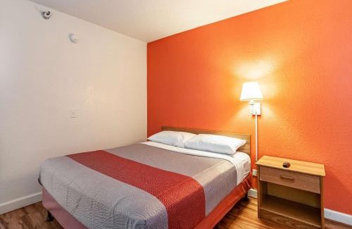 Naperville Hotel | Motel 6-Naperville, IL
