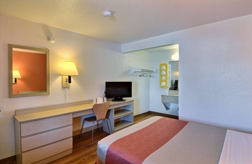 Nashua Hotel | Motel 6 Nashua, NH - North