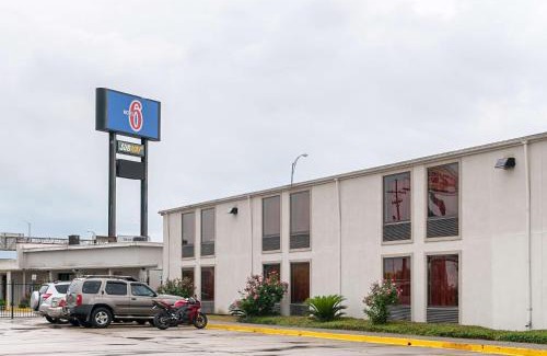 Desire Area Hotel | Motel 6-New Orleans, LA - Near Downtown