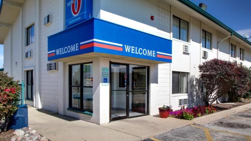Normal Hotel | Motel 6-Normal, IL - Bloomington Area