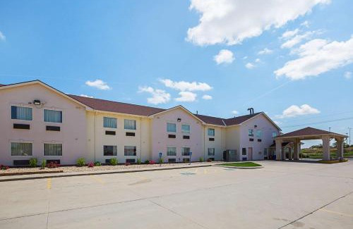 Chalco Hotel | Motel 6 Omaha - IAT West