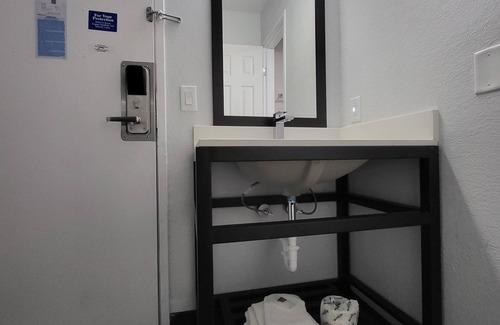 Millard Hotel | Motel 6 Omaha, NE