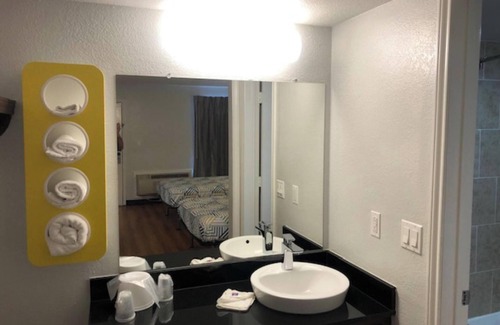Paris Hotel | Motel 6 Paris, TX