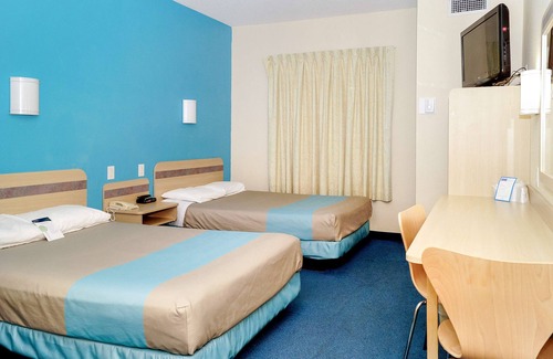 Peterborough Hotel | Motel 6 Peterborough, ON
