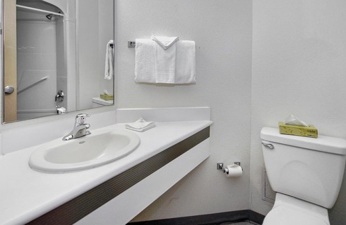 Peterborough Hotel | Motel 6 Peterborough, ON