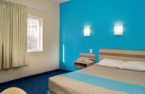 Peterborough Hotel | Motel 6 Peterborough, ON