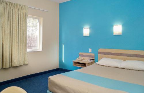 Peterborough Hotel | Motel 6-Peterborough, ON