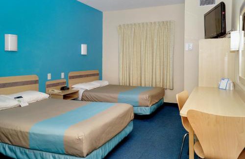 Peterborough Hotel | Motel 6-Peterborough, ON