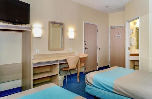 Peterborough Hotel | Motel 6-Peterborough, ON