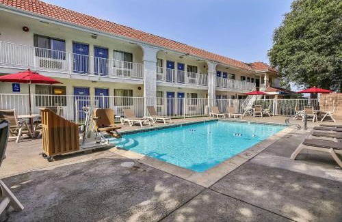 Pinole Hotel | Motel 6-Pinole, CA
