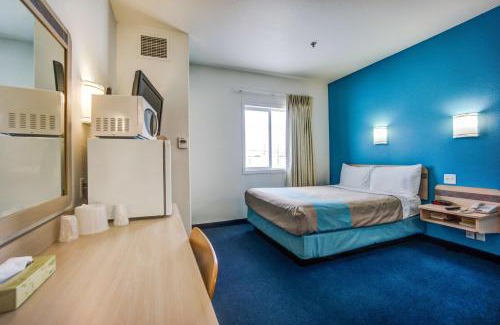 Red Deer Hotel | Motel 6-Red Deer, AB
