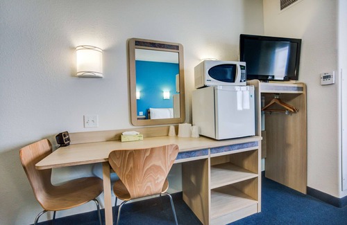 Red Deer Hotel | Motel 6 Red Deer, AB