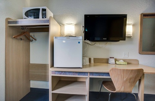 Red Deer Hotel | Motel 6 Red Deer, AB