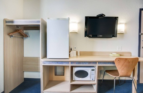 Red Deer Hotel | Motel 6 Red Deer, AB