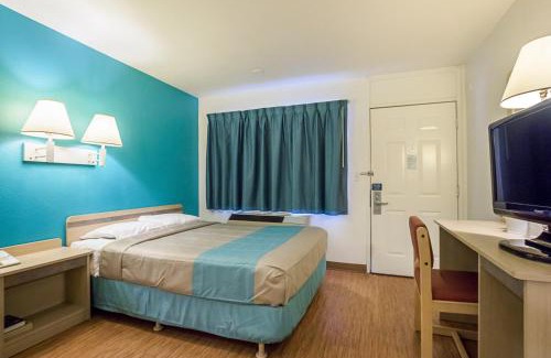 Rochester Hotel | Motel 6-Rochester, MN