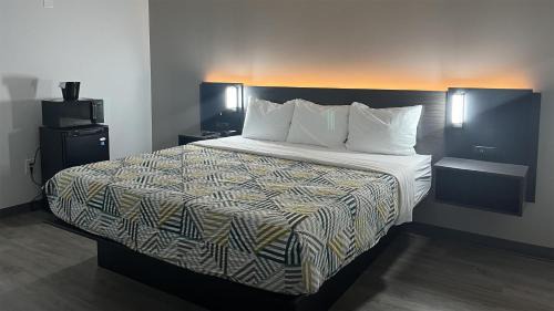 Rockford Hotel | Motel 6 Rockford, IL – RFD Airport