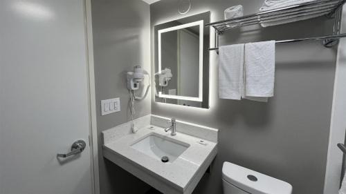Rockford Hotel | Motel 6 Rockford, IL – RFD Airport
