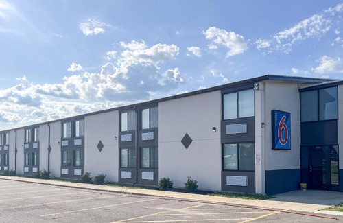 Rockford Hotel | Motel 6 Rockford, IL – RFD Airport