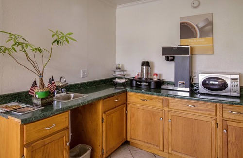 Rossford Hotel | Motel 6 Rossford, OH