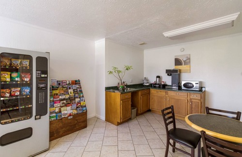Rossford Hotel | Motel 6 Rossford, OH