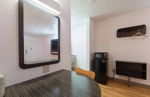 Vance Jackson Hotel | Motel 6 San Antonio, TX - Fiesta Trails