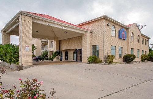 Vance Jackson Hotel | Motel 6-San Antonio, TX - Fiesta Trails