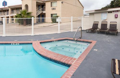 Vance Jackson Hotel | Motel 6-San Antonio, TX - Fiesta Trails