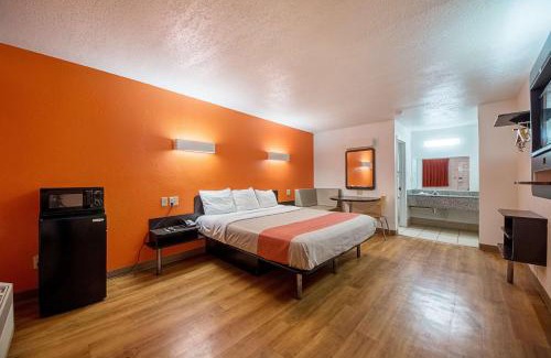 Vance Jackson Hotel | Motel 6-San Antonio, TX - Fiesta Trails