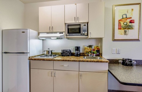 North Industrial Hotel | Motel 6 Saskatoon, SK