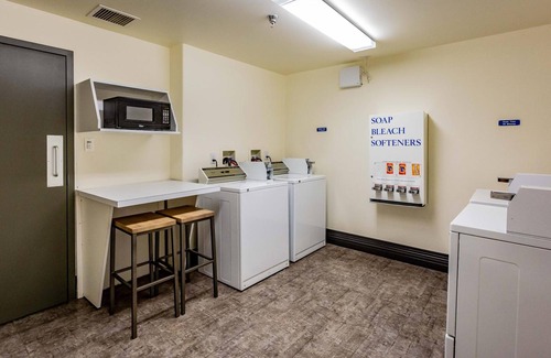 North Industrial Hotel | Motel 6 Saskatoon, SK
