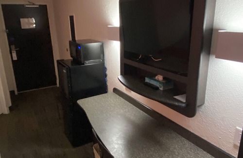 North Industrial Hotel | Motel 6 Saskatoon, SK