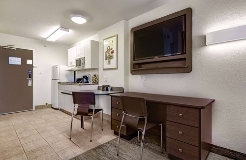 North Industrial Hotel | Motel 6 Saskatoon, SK