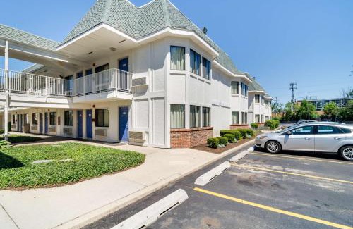 Schiller Park Hotel | Motel 6-Schiller Park, IL - Chicago O'Hare