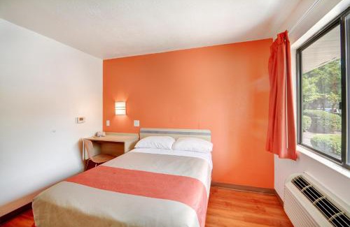 Southington Hotel | Motel 6-Southington, CT - Hartford