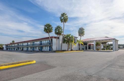 Weeki Wachee Hotel | Motel 6-Spring Hill, FL - Weeki Wachee