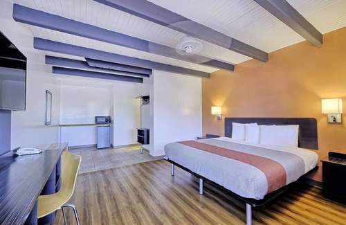 Sullivan Hotel | Motel 6 Sullivan, MO