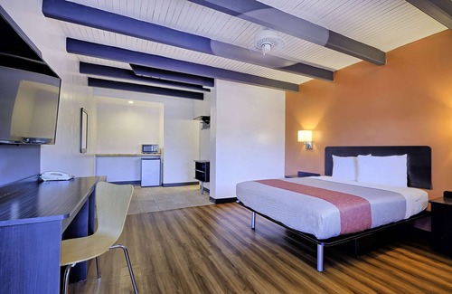 Sullivan Hotel | Motel 6 Sullivan, MO