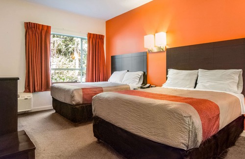 Newton Hotel | Motel 6 Surrey, BC