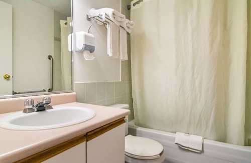 Newton Hotel | Motel 6 Surrey, BC