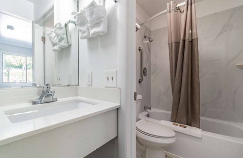 Orient Park Hotel | Motel 6 Tampa, FL