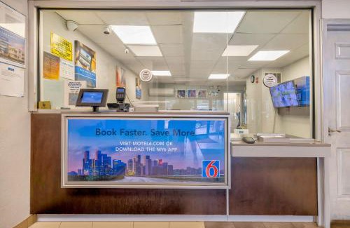 Villa Park Hotel | Motel 6-Villa Park, IL - Chicago West