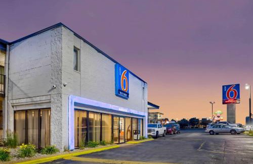 Villa Park Hotel | Motel 6-Villa Park, IL - Chicago West