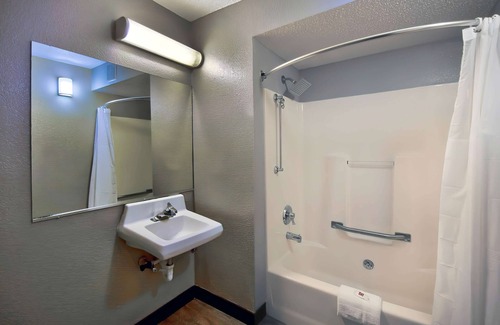 Warren Hotel | Motel 6 Warren, MI - Detroit East