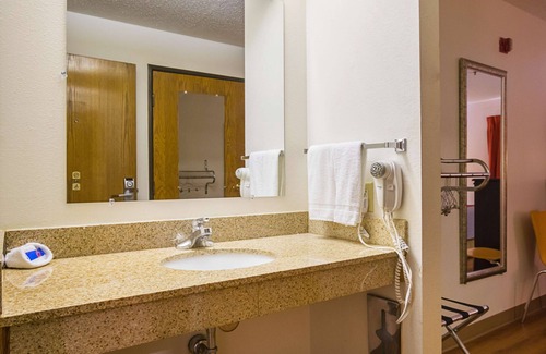Waterloo Hotel | Motel 6 Waterloo, IA - Crossroads Mall - Cedar Falls