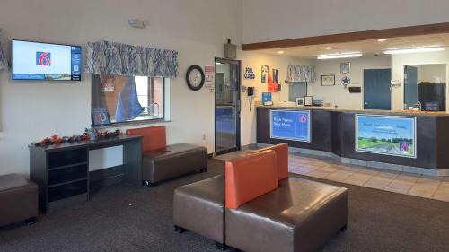 Waterloo Hotel | Motel 6-Waterloo, IA