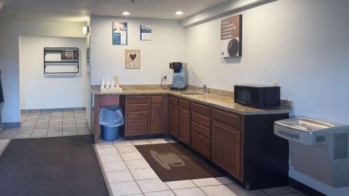 Waterloo Hotel | Motel 6-Waterloo, IA