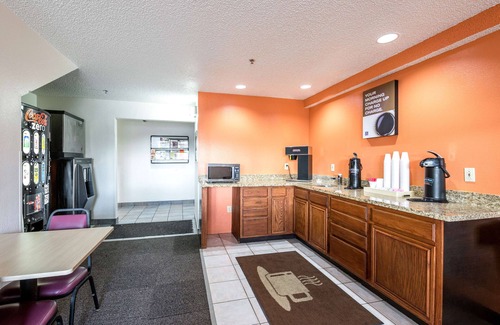 Waterloo Hotel | Motel 6 Waterloo, IA