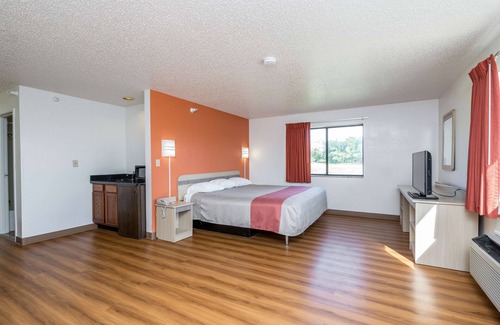 Waterloo Hotel | Motel 6 Waterloo, IA