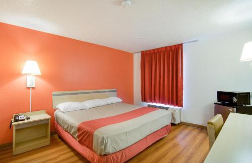 Waukegan Hotel | Motel 6-Waukegan, IL